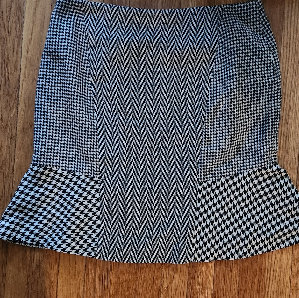 Ann Taylor Black and White Houndstooth Patterned Pencil Skirt